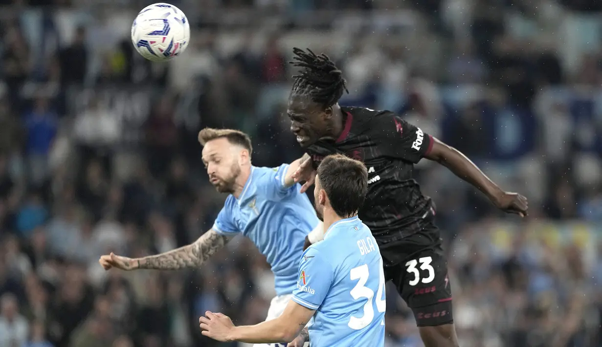 Pemain Salernitana, Loum Tchaouna (kanan) mencetak gol ke gawang Lazio pada laga lanjutan Liga Italia 2023/2024 di Olympic Stadium, Roma, Italia, Sabtu (13/04/2024) dini hari WIB. (AP Photo/Andrew Medichini)