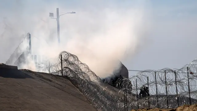 Nekat Terobos Perbatasan Meksiko-AS, Rombongan Migran Ditembaki Gas Air Mata