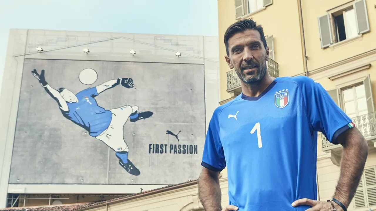 Buffon Pamerkan Jersey Timnas Italia