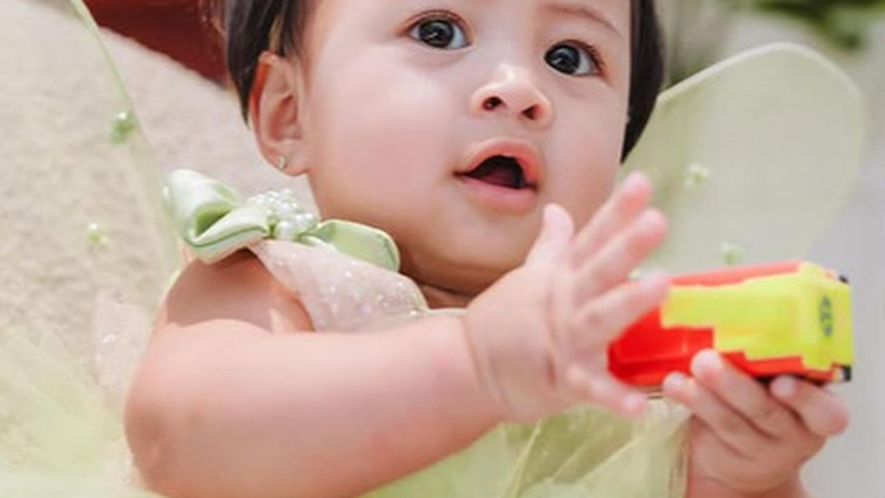 Cantiknya Baby Lily Bak Princess Pakai Dress Hijau dengan Bando Pita di Kepala, Disebut Makin Mirip Raffi Ahmad