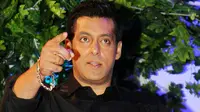 Salman Khan Banting Telepon Seluler Milik Fans