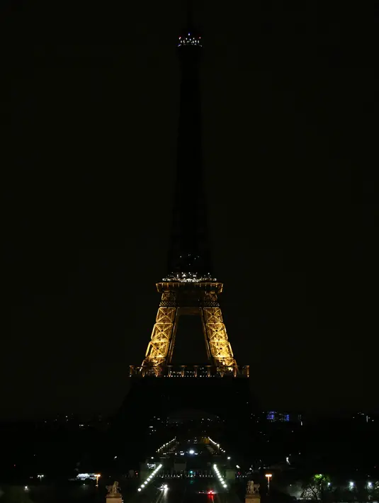 Landmark kota Paris, Menara Eiffel, saat lampu dimatikan untuk menghormati para korban serangan di sinagog, tempat peribadatan pemeluk Yahudi, di Pittsburgh pada Senin (29/10). Dalam serangan itu, sedikitnya 11 orang tewas. Zakaria ABDELKAFI/AFP)