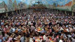Oktoberfest adalah tradisi unik di Jerman. Ribuan orang berkumpul dan meminum bir bersama-sama, Jerman, Minggu (5/10/2014) (AFP PHOTO/CHRISTOF STACHE)