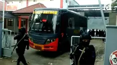 Petugas Gabungan dari TNI Polri melaksanakan pengamanan dan pengawalan super ketat di dermaga Wijayapura Cilacap, Jawa Tengah. Dalam proses pemindahan napi teroris LP Nusakambangan ke LP Gunung Sindur Bogor karena senin besok akan menjalani sidang.