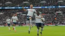 Pemain Tottenham Hostpur, Harry Kane (tengah) merayakan gol ke gawang Liverpool pada pekan kesembilan Liga Premier Inggris di Wembley, Minggu (22/10). Liverpool menelan pil pahit dipermalukan Tottenham Hotspur 1-4. (AP/Frank Augstein)