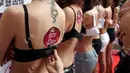 Di Kota Guangzhou, China pernah digelar Lomba melepas bra. Para peserta diminta melepas kait bra yang dikenakan 8 perempuan dewasa hanya dengan satu tangan dalam waktu satu menit. (funday.com)