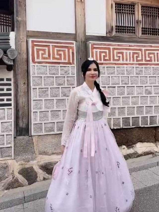 7 Potret Maria Vania Tampil Elegan Pakai Hanbok saat Liburan ke Korea Selatan