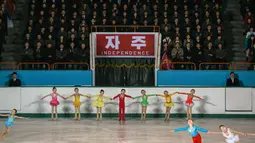 Anak-anak saat tampil bermain ice skating selama 'Festival Gambar Skating Hadiah Paektusan ke-26 dalam Perayaan Hari Bintang Cemerlang' di Pyongyang (15/2). Acara ini sebagai bagian dari HUT mendiang pemimpin Korut Kim Jong il. (AFP Photo/Ed Jones)