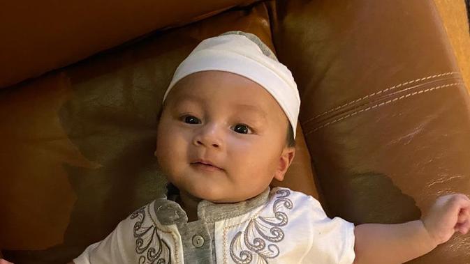 Lucunya Gaya Anak  Baim  Wong  Pakai Baju Koko dan Peci 