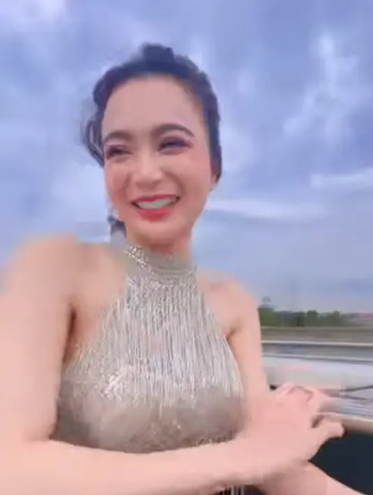 <p>Namun komentar miring netizen yang menuduh Wika sengaja memamerkan area dadanya. (Foto: instagram.com/wikasalim)</p>