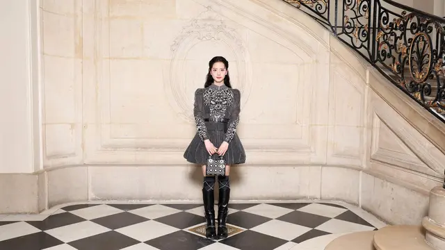 Parade Busana Dark Chic dari Jisoo BLACKPINK, Jennifer Lopez, hingga Yuna Kim di Show Dior Haute Couture