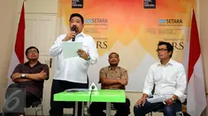 Ketua SETARA Institute, Hendardi (kedua kiri) membaca petisi bersama tokoh dan masyarakat sipil untuk perdamaian di Jakarta, Selasa (1/11). Seruan berisi ajakan menjaga Pemilihan Kepala Daerah (Pilkada) berlangsung damai. (Liputan6.com/Helmi Fithriansyah)