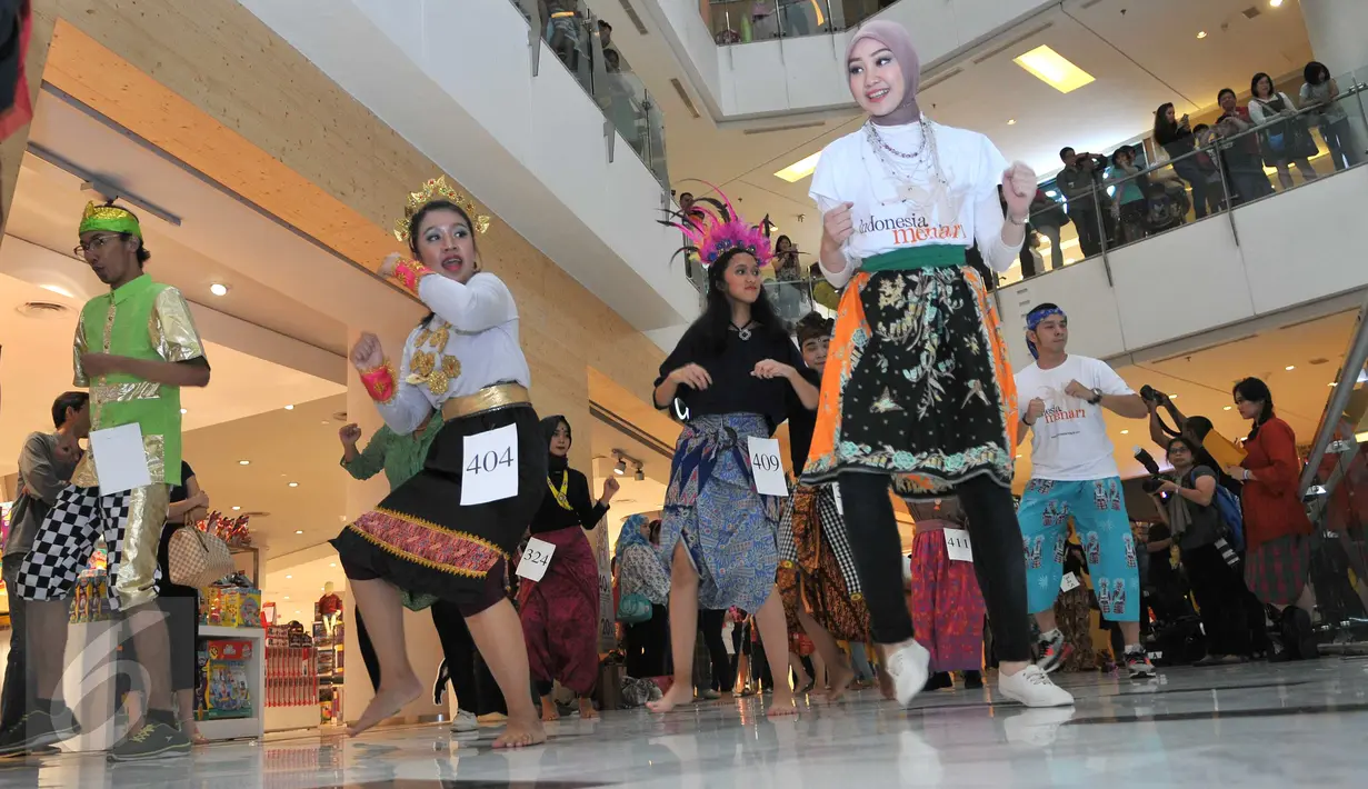 None Jakarta 2014, Vina Muliana (kanan) ikut meramaikan Indonesia Menari 2015 di Mal Grand Indonesia, Jakarta (22/11/2015). Sebanyak 1500 peserta ikut dalam tarian massal dengan koreografi tradisional dan modern. (Liputan6.com/Gempur M Surya)