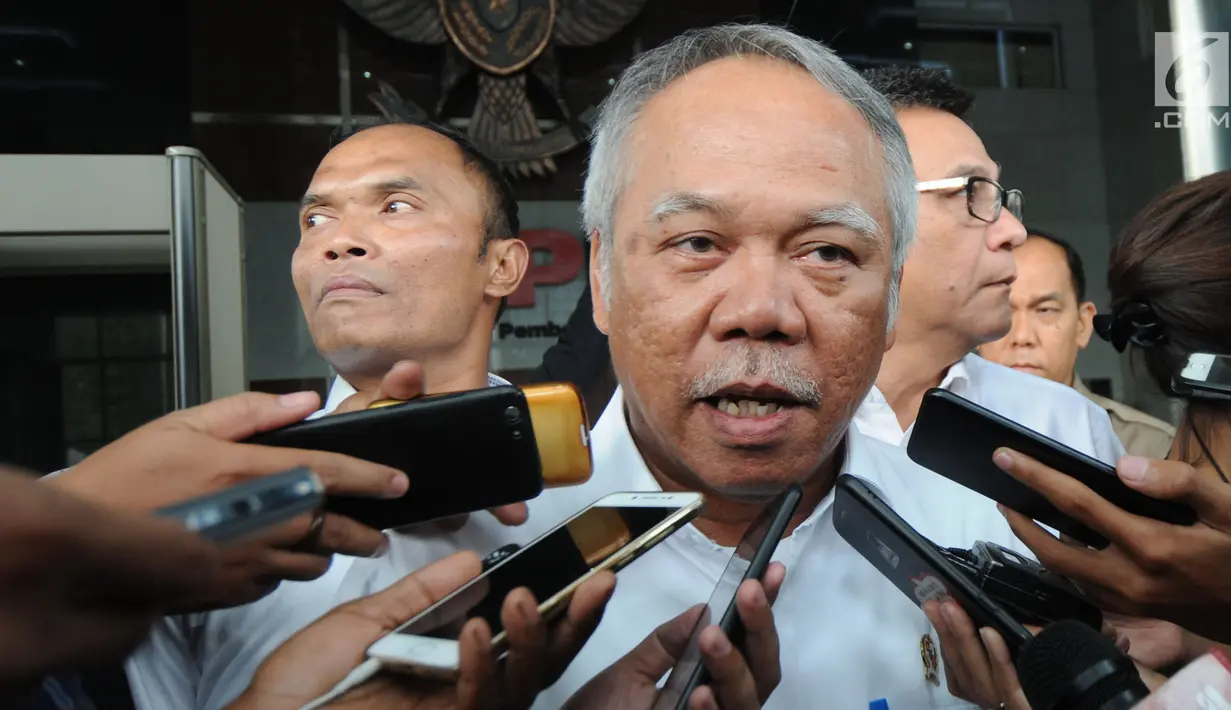 Menteri Pekerjaan Umum dan Perumahan Rakyat (PUPR) M Basuki Hadimuljono menjawab pertanyaan wartawan usai menjalani pemeriksaan sebagai saksi tersangka Bupati Halmahera Timur nonaktif Rudy Erawan di KPK, Jakarta, Senin (14/5). (Merdeka.com/Dwi Narwoko)