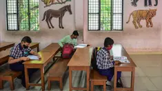 Siswa menghadiri kelas di sebuah sekolah di Allahabad, India, Rabu (1/9/2021). Pemerintah negara bagian melonggarkan lockdown COVID-19 untuk lembaga pendidikan yang memungkinkan siswa menghadiri sekolah tatap muka dengan 50 persen kapasitas. (SANJAY KANOJIA/AFP)