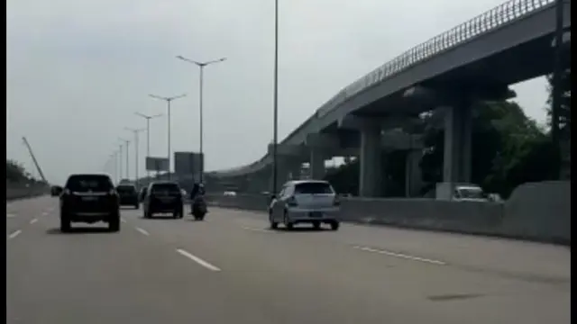 Viral perempuan naik motor bonceng tiga masuk Tol Jakarta-Cikampek