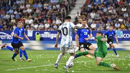 Peraih tujuh Ballon d'Or, Lionel Messi, memborong semua gol pada laga tersebut. (AP/Alvaro Barrientos)