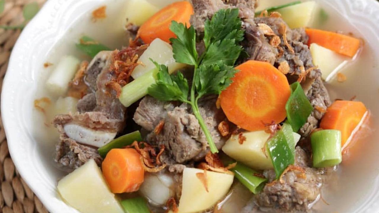 Semangkuk sop iga sapi bening