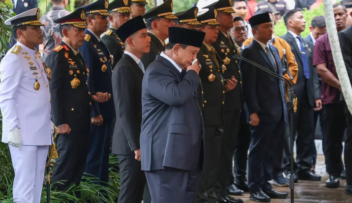 Presiden Prabowo Subianto memimpin langsung upacara pemakaman Wakil Presiden ke-6 RI Try Sutrisno yang wafat pada usia 90 tahun. Tampak dalam foto, Presiden Republik Indonesia, Prabowo Subianto memimpin langsung prosesi pemakaman jenazah Wakil Presiden Republik Indonesia ke-6, Try Sutrisno, di Taman Makam Pahlawan Nasional, Kalibata , Jakarta, Senin (2/3/2026). (merdeka.com/Arie Basuki)
