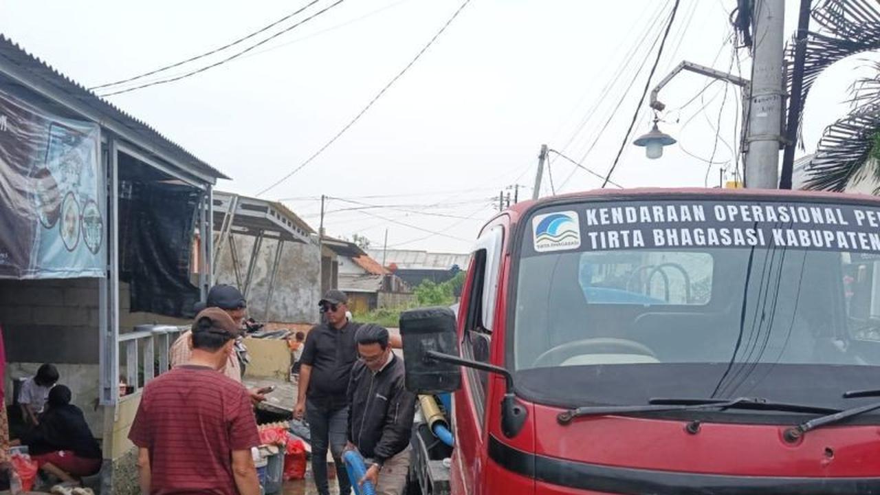 Tirta Bhagasasi Terus Pasok Air Bersih untuk Korban Banjir Bekasi