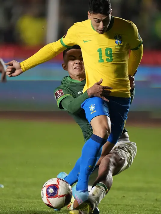 Penyerang Brasil Gabriel Martinelli ditangkap dari belakang oleh gelandang Bolivia Franz Gonzales dalam lanjutan Kualifikasi Piala Dunia 2022 zona CONMEBOL di Stadion Olimpiade Hernando Siles, Rabu (30/3/2022) pagi WIB. Brasil menang mudah atas tuan rumah Bolivia 4-0. (AP Photo/Juan Karita)