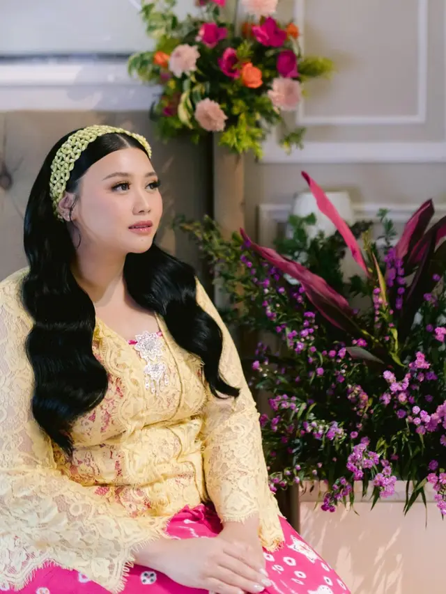 8 Gaya Clarissa 8 Gaya Clarissa Putri Pakai Kebaya saat Siraman-Midodareni Jelang Menikah, Kental Nuansa Adat JawaPakai Kebaya dan Batik saat Siraman-Midodareni Jelang Menikah, Kental Nuansa Adat Jawa