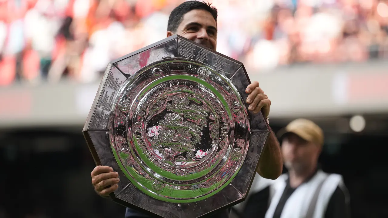 Manajer Arsenal Mikel Arteta memegang trofi setelah timnya memenangi laga final Community Shield