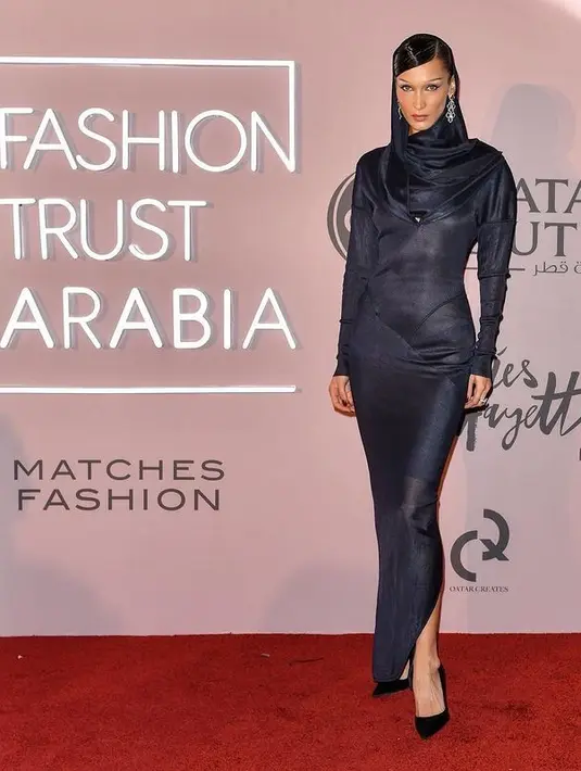Selama di Qatar, Bella Hadid juga menghadiri Fashion Trust Arabia di Doha. Menghadiri acara tersebut, Bella Hadid tampil cantik satin dress berwarna hitam. [instagram/bellahadid]