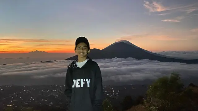 7 Momen Nana Mirdad dan Andrew White Liburan di Gunung Batur, Mendaki Bareng Anak