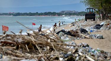 Bersih-Bersih Pantai Kuta yang Penuh Sampah