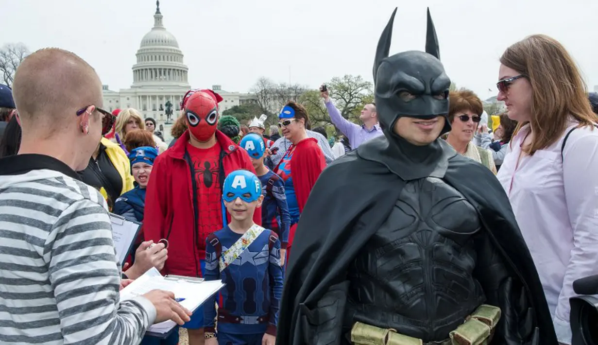  Para peserta yang memakai kostum super hero didata satu persatu oleh pihak panitia rekor dunia, Washington DC. Sayangnya, rekor belum terpecahkan. (18/4/2014) (AFP Photo/Paul J. Ricards).