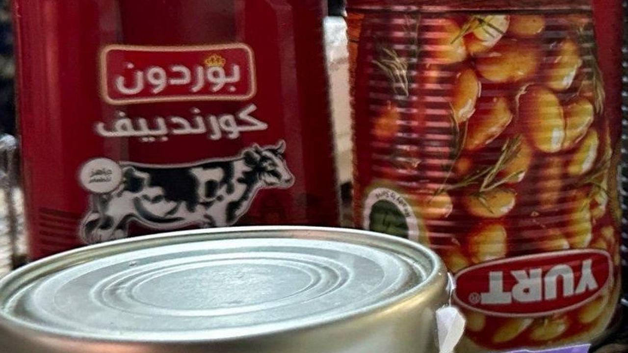 Proses pembuatannya cukup sederhana, kaleng bekas makanan siap saji itu mereka isi adonan dengan bahan bangunan campuran semen dan pasir. Foto: REUTERS / Doaa Rouqa<br>