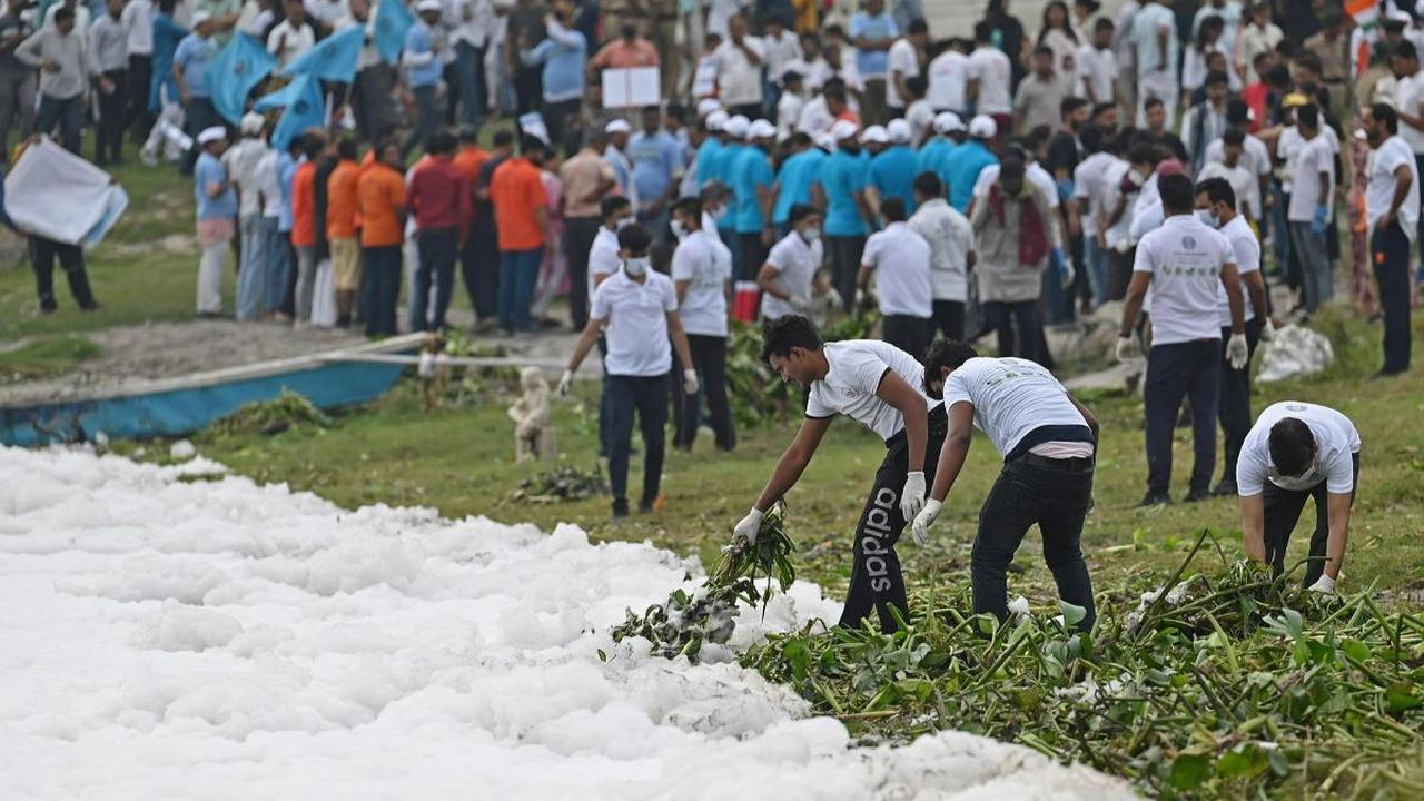 Mereka juga bersama sama mengangkut sampah yang mencemari Sungai Yamuna.