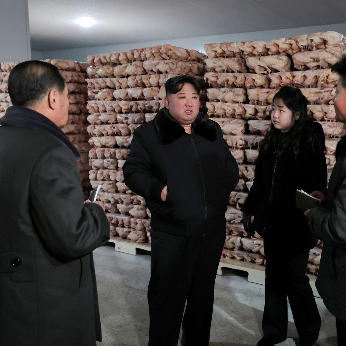 Kim Jong Un ajak putrinya Kim Ju Ae ke peternakan ayam