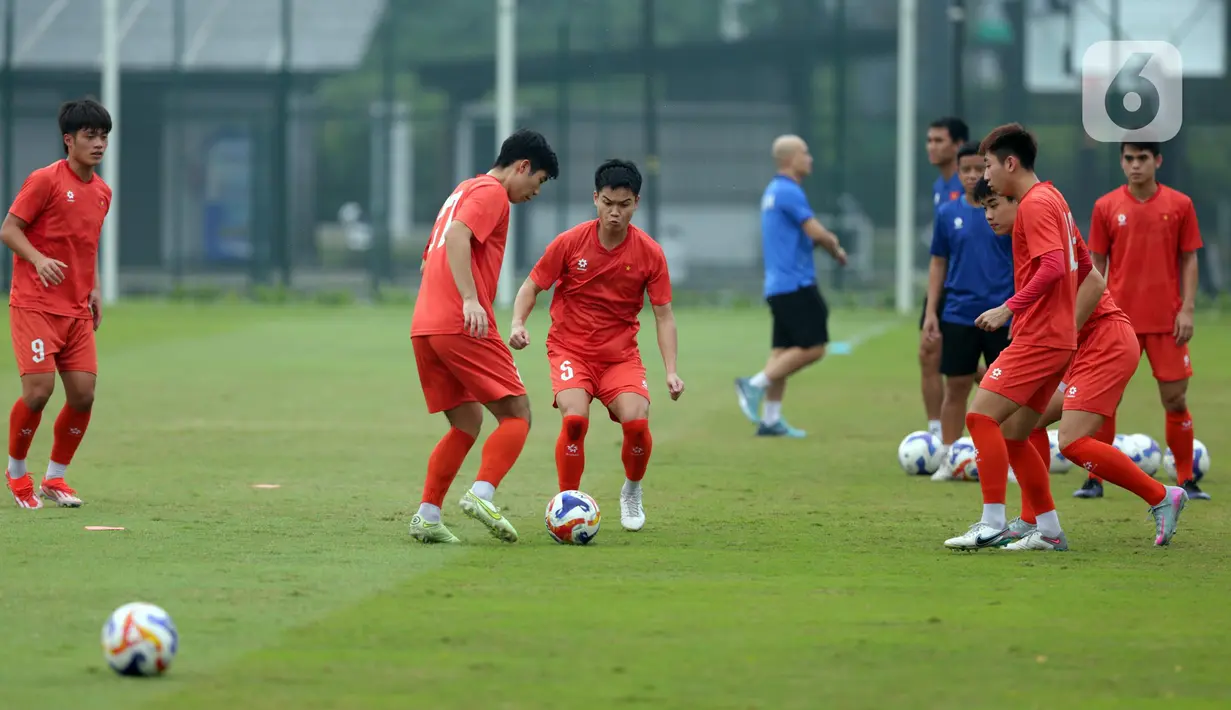 Timnas Vietnam menggelar sesi latihan resmi jelang laga Final Piala AFF U-23 2025 di Lapangan A Gelora Bung Karno, Senayan, Jakarta, Senin (28/7/2025). (Liputan6.com/Helmi Fithriansyah)