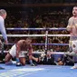 Andy Ruiz (kanan) memukul jatuh Anthony Joshua Anthony Joshua pada ronde ketujuh pertandingan tinju di Madison Square Garden, New York, Amerika Serikat, Minggu (2/6/2019). Kemenangan Andy Ruiz Jr atas Anthony Joshua mengejutkan publik tinju dunia. (AP Photo/Frank Franklin II)