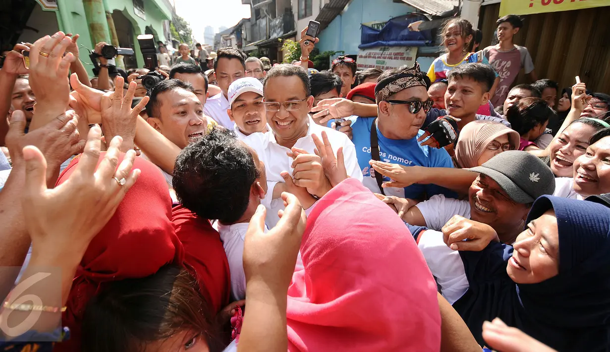 Warga berebut menyalami Cagub DKI Jakarta, Anies Baswedan (tengah) jelang sosialisasi di kawasan Jatipulo, Palmerah, Jakarta, Rabu (15/3). Dihadapan warga, Anies mensosialisasikan rencana program kerjanya jika terpilih. (Liputan6.com/HelmiFithriansyah)