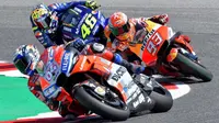 Pebalap Andrea Dovizioso, Marc Marquez dan Valentino Rossi saat sesi kualifikasi MotoGP San Marino di Sirkuit Marco Simoncelli, Minggu (9/9/2018). Lorenzo menjadi yang tercepat dengan catatan waktu 1 menit 31,629 detik. (AFP/Tiziana Fabi)