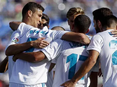 Para pemain Real Madrid merayakan kemenangan atas Getafe pada laga La Liga Spanyol Stadion Coliseum Alfonso Perez, Sabtu (14/10/2017). Real Madrid menang 2-1 atas Getafe. (AFP/Oscar Del Pozo)