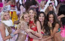 Pose hot para model seksi di Victoria Secret Fashion Show 2015