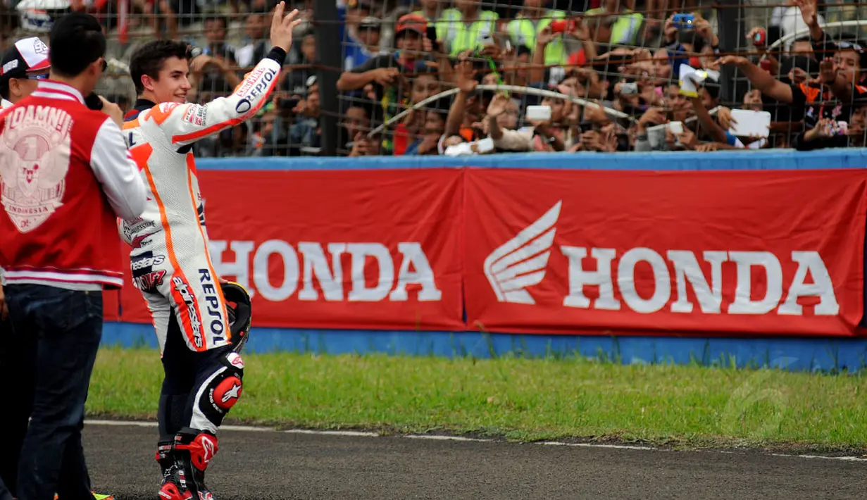 Pebalap MotoGP dari tim Honda, Marc Marquez menyapa penggemarnya di Sirkuit Sentul, Bogor, (21/10/2014). (Liputan6.com/Helmi Fithriansyah)