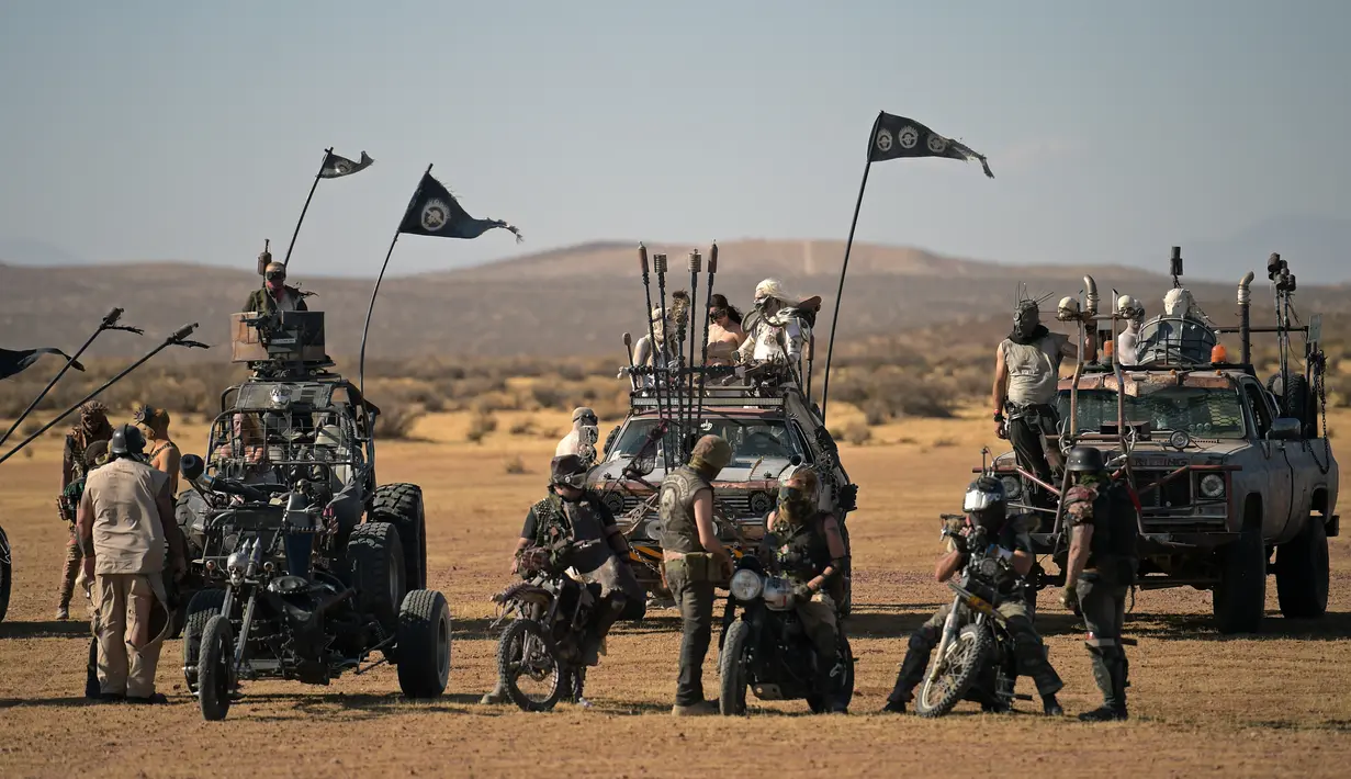 Para peserta berbaris dengan kendaraan ATV mereka selama konvoi mobil dalam Wasteland Weekend di Gurun Mojave, North Edwards, California, AS, Sabtu (28/9/2019). Panitia mengharuskan peserta yang mengikuti Wasteland Weekend berdandan ala karakter dalam film Mad Max. (Agustin Paullier/AFP)