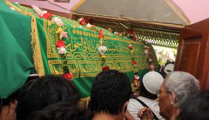Jenazah almarhumah Mpok Nori dibawa ke Masjid Djami Al-Ikhlas untuk disalatkan usai sholat Jumat, Jumat (3/4/2015). Rencananya almarhumah Mpok Nori akan dimakamkan di TPU Pondok Rangon. (Liputan6.com/Helmi Afandi)