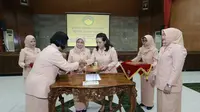 Isteri Wali Kota Semarang Tia Hendi memotong tumpeng dalam sertijab ketua Dharma Wanita Persatuan Kota Semarang. (foto: Liputan6.com / felek wahyu)