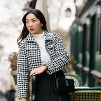 Hesti Purwadinata juga tak melewatkan momen liburan akhir tahun. Ia pergi bersama beberapa rekan seleb berkeliling Eropa. Di foto ini, Hesti tampil chic saat berada di Paris, ia mengenakan turtleneck sweater berwarna putih sebagai innerwear, yang ditumpuknya dengan cropped blazer kotak-kotak hitam-putih, dipadu dengan mini skirt hitam dengan detail zip di bagian tengah. Ia juga tampak mengenakan stoking hitam. Foto: Instagram.