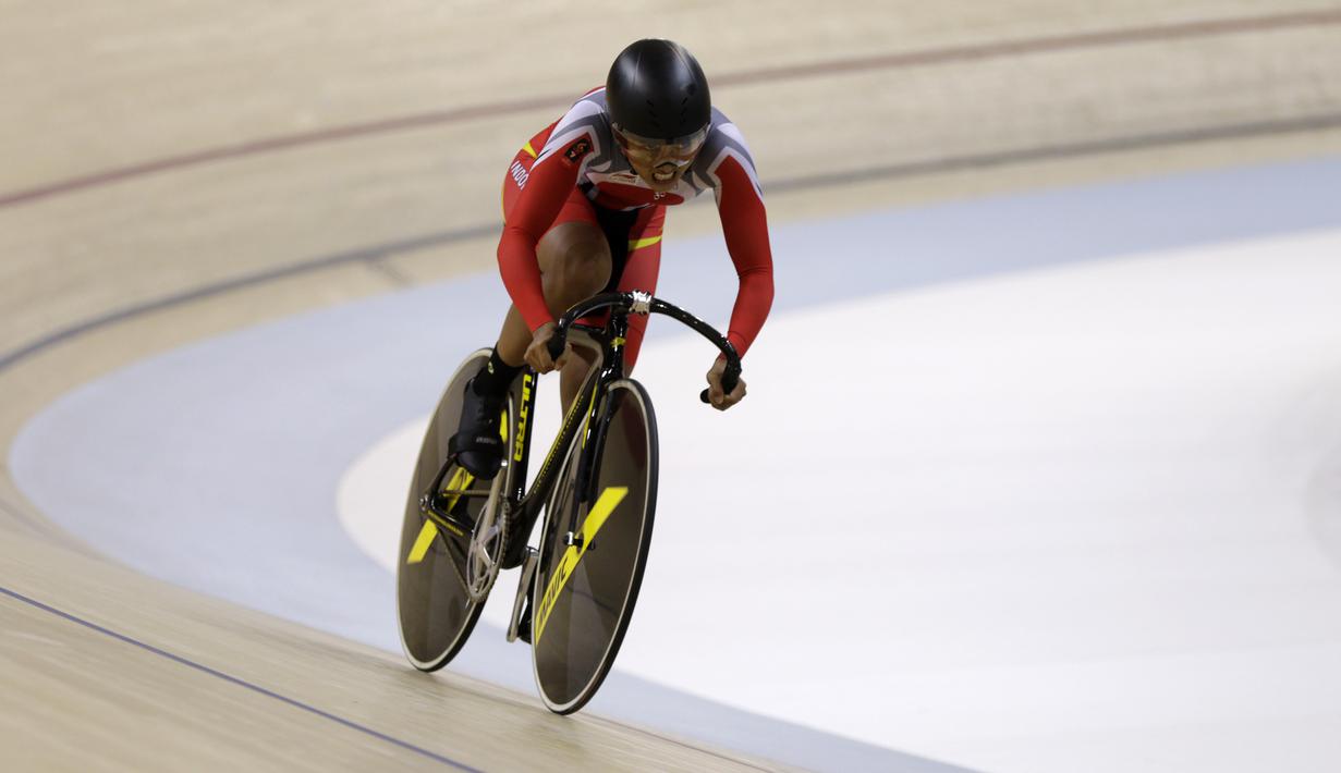 Pesepeda Indonesia memacu kecepatan pada nomor Women Elite Team Sprint saat Asian Track Championship 2019 di Jakarta International Veledrome, Jakarta, Rabu (9/1). Tim Indonesia gagal meraih medali pada nomor tersebut. (Bola.com/Yoppy Renato)