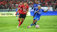 Pemain belakang Bali United, Elias Dolah, mengawal ketat pemain Persib Bandung, Ciro Alves, dalam laga tunda pekan ke-12 BRI liga 1 2024/2025 di Stadion kapten I Wayan Dipta pada Selasa malam (7/1/2025). (Bola.com/Alit Binawan)