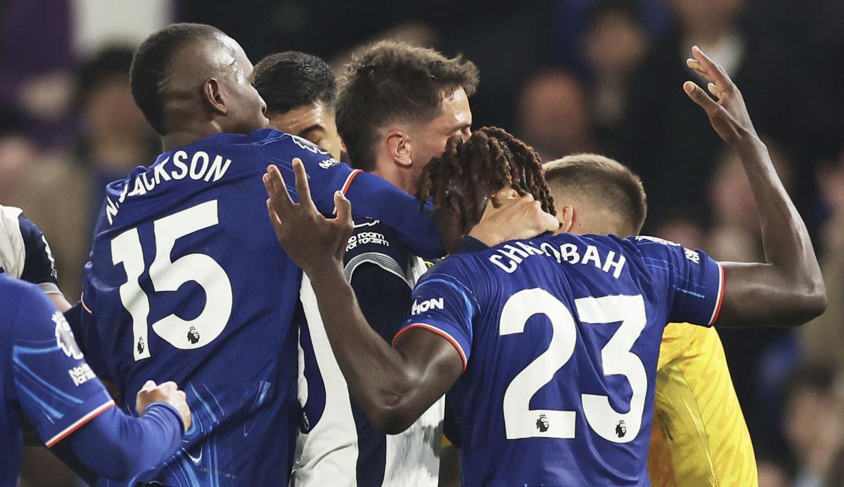 Pemain Chelsea, Trevoh Chalobah dengan pemain Tottenham Hotspur, Rodrigo Bentancur bersitegang dalam laga lanjutan Liga Inggris 2024/2025 yang berlangsung di Stamford Bridge, London, Kamis (03/04/2025) waktu setempat. (AP Photo/Ian Walton)
