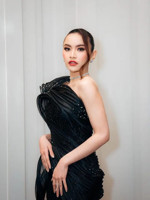 6 Gaya Pengantin Baru Mahalini Kembali Manggung usai Menikah, Tampil Anggun Dibalut Gaun Rancangan Desainer Pernikahannya