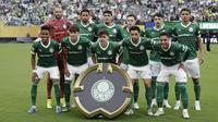 Tim Palmeiras berpose untuk foto grup sebelum pertandingan sepak bola Grup A Piala Dunia Antarklub antara Palmeiras dan FC Porto di East Rutherford, NJ, Minggu, 15 Juni 2025. (AP Photo/Adam Hunger)